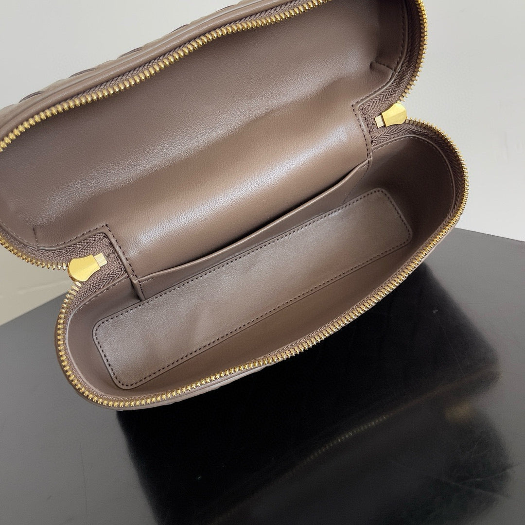 BANG BANG 22 VANITY CASE IN LIMESTONE CALFSKIN