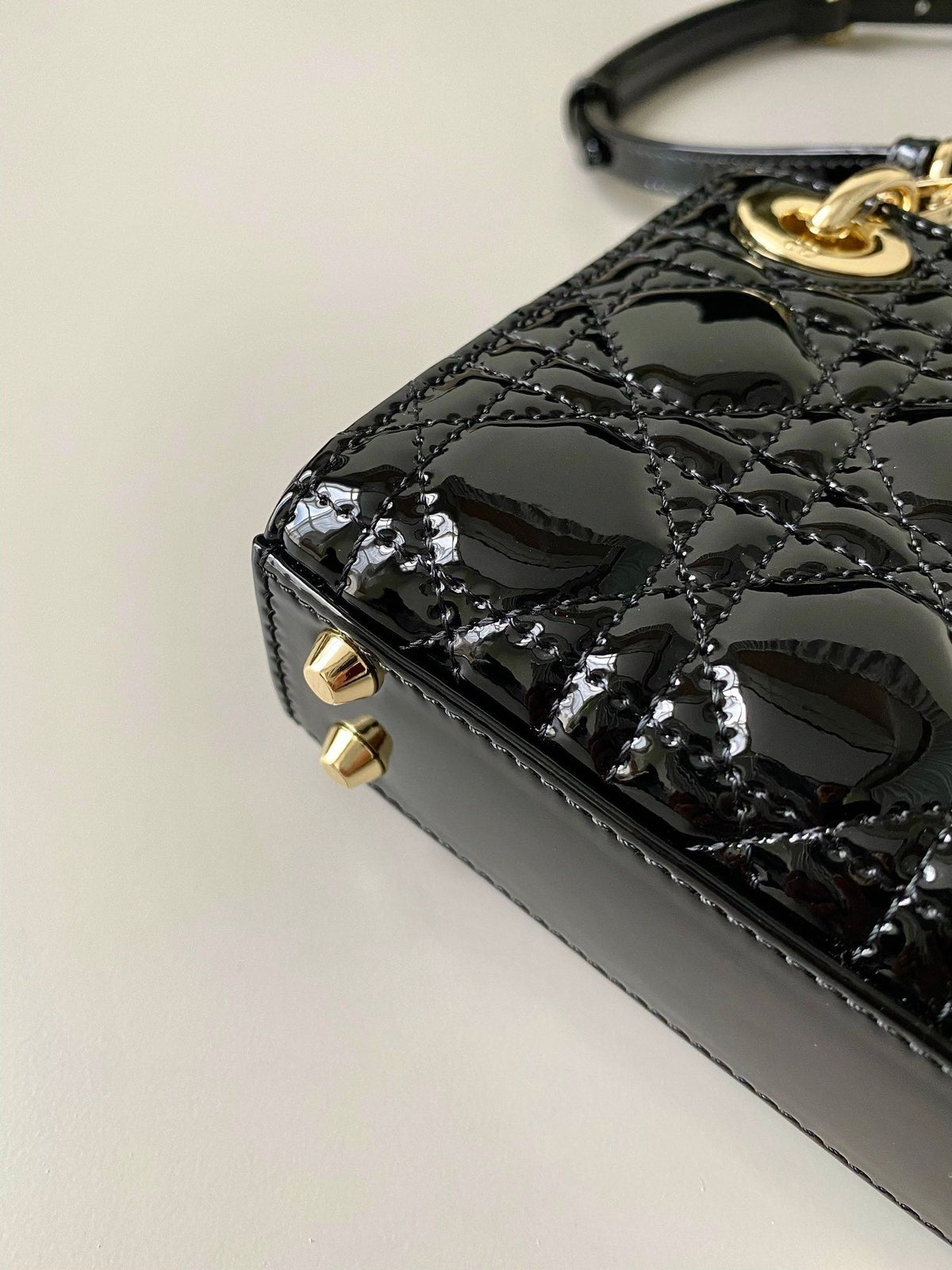 micro lady 12 black patent caslfskin