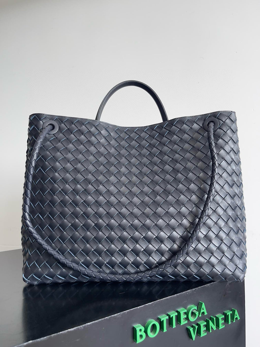 BV LARGE ANDIAMO 45CM NAVY BLUE LAMBSKIN
