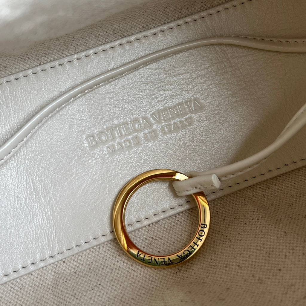 BV Loop Top Handle 19cm Cream Lambskin