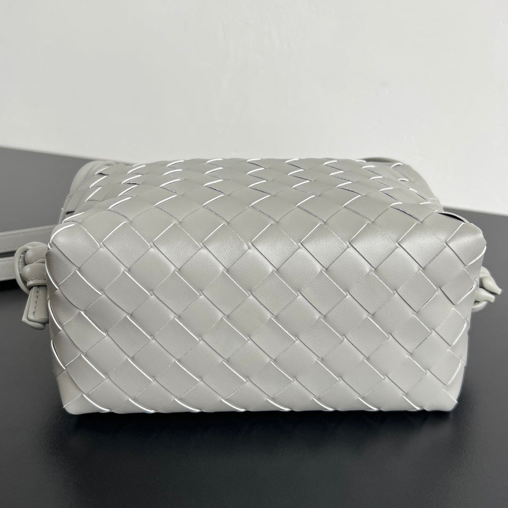 BV Loop Top Handle 19cm Grey Lambskin