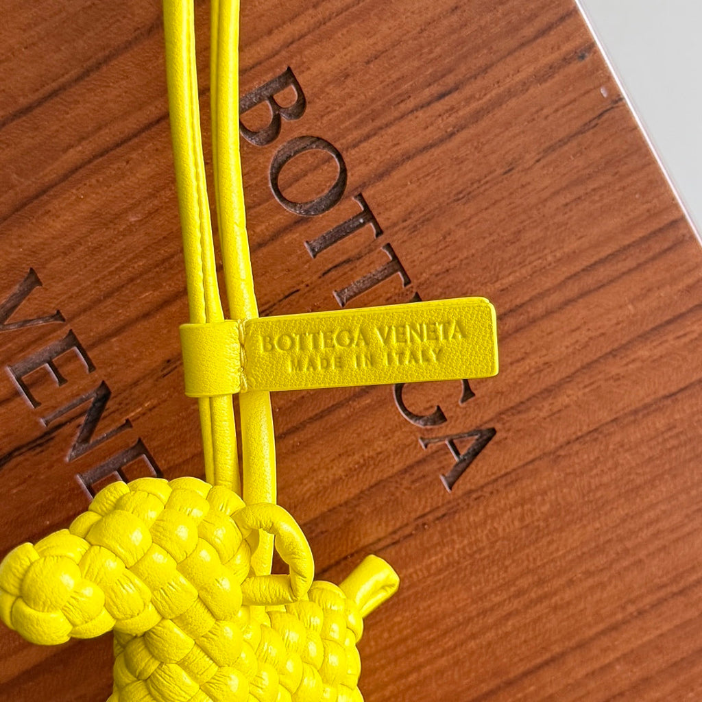 BV 25 Puppy Charm Yellow leather