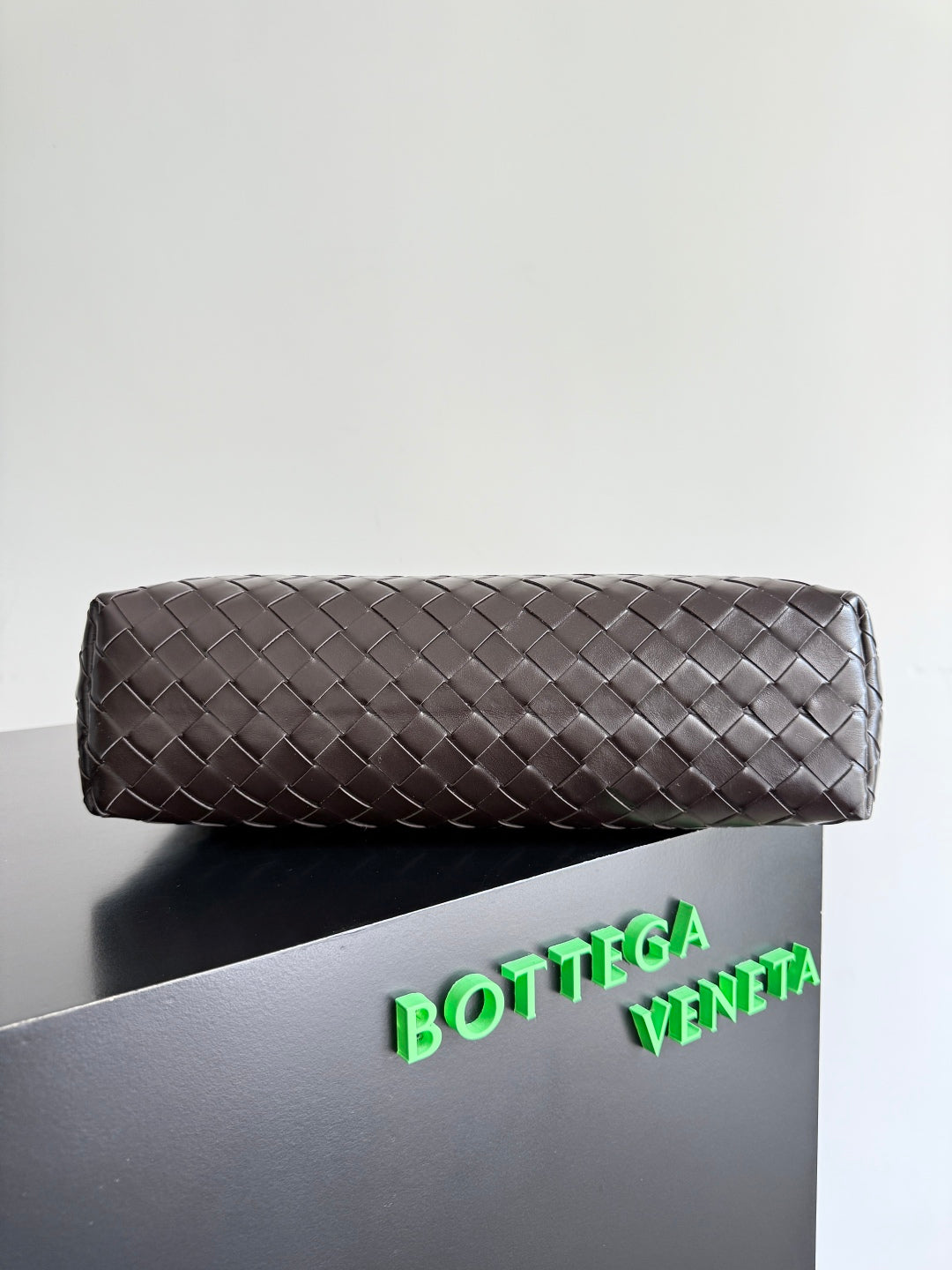 BV 25 Zipped North-South Tote 33.5cm Fondant Intrecciato Leather