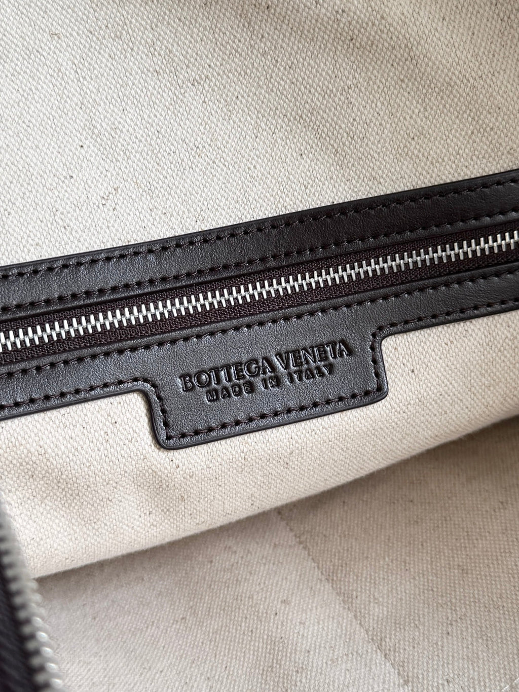 BV 25 Zipped North-South Tote 33.5cm Fondant Intrecciato Leather