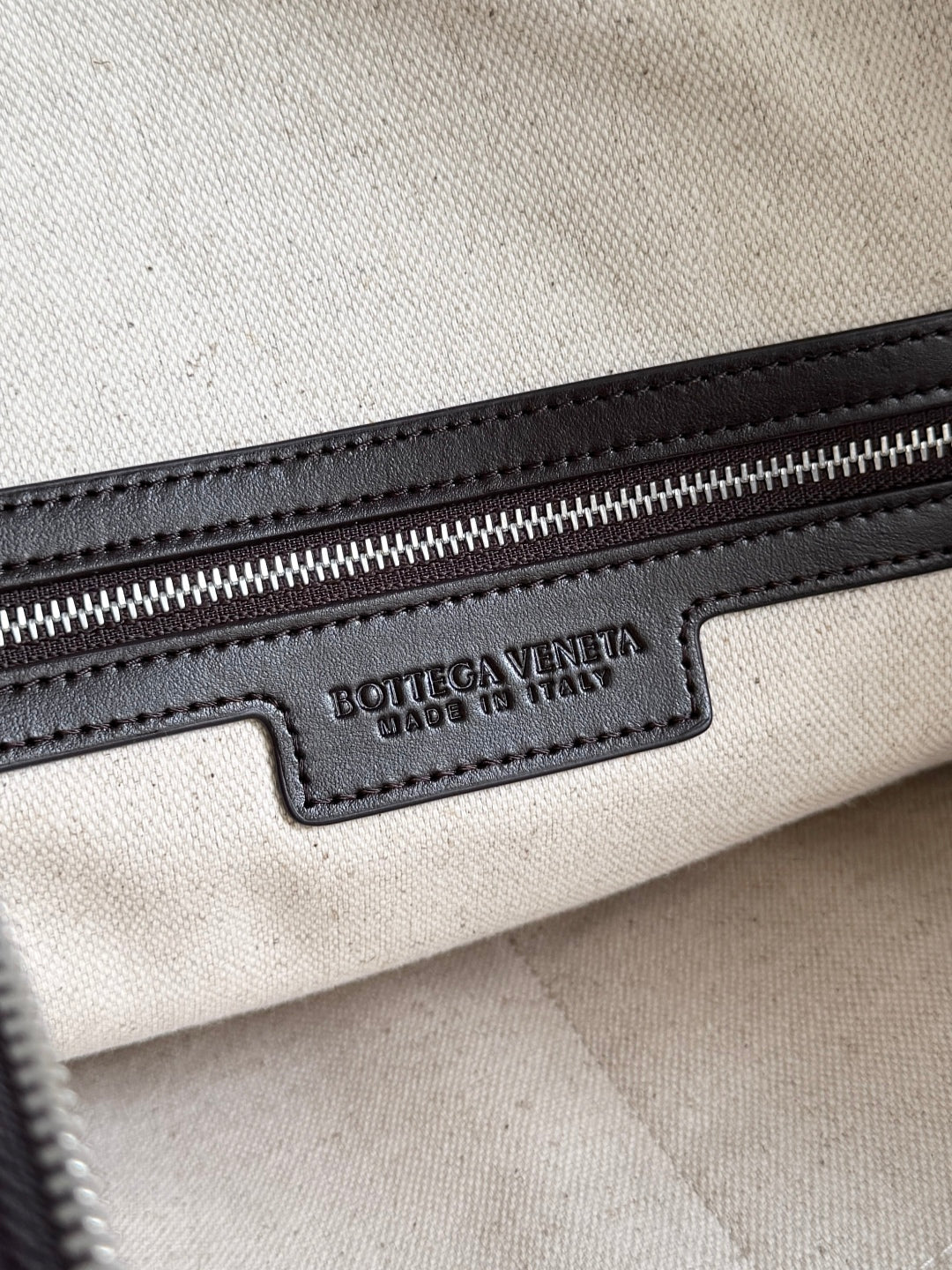 BV 25 Zipped North-South Tote 33.5cm Fondant Intrecciato Leather
