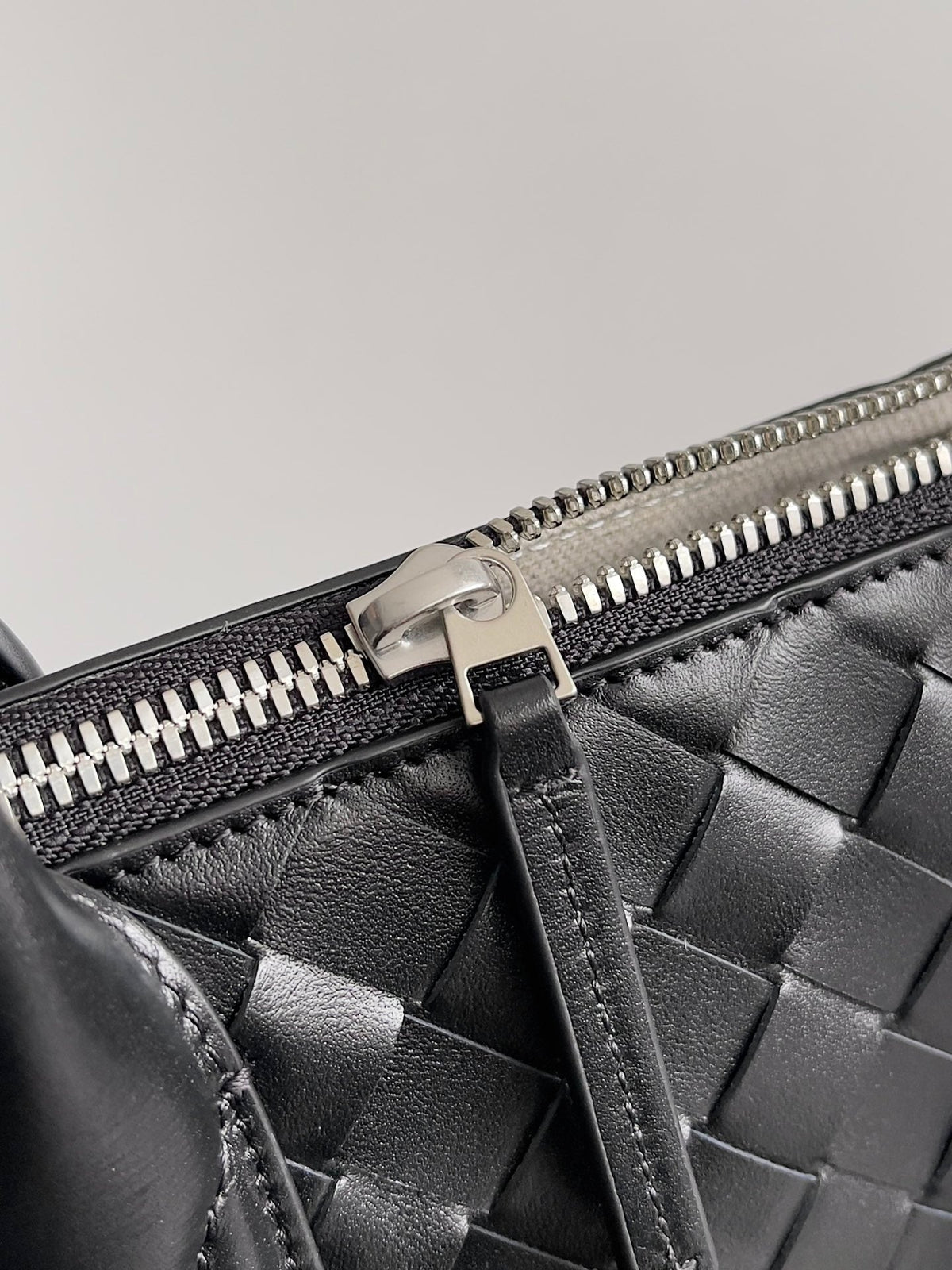 BV 25 Zipped North-South Tote 33.5cm Black Intrecciato Leather