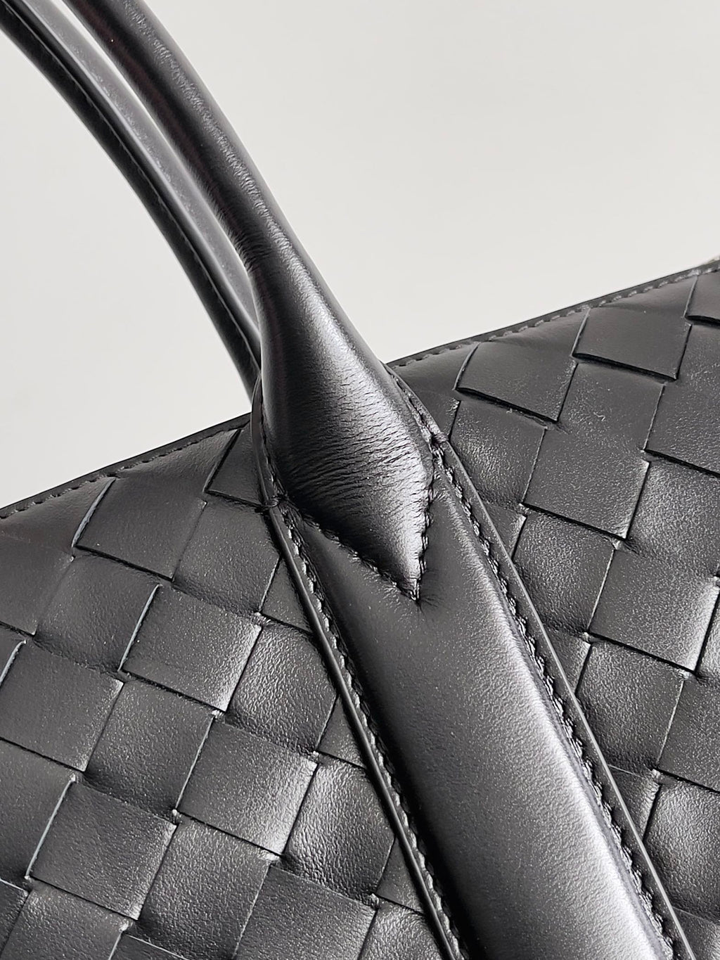 BV 25 Zipped North-South Tote 33.5cm Black Intrecciato Leather