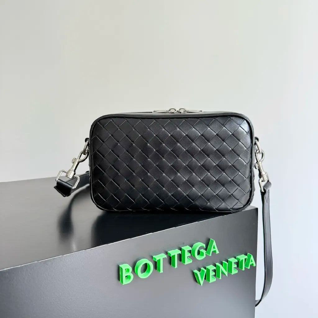 BV 25 Small Intrecciato Camera Bag 24.5cm Black Cowhide HW