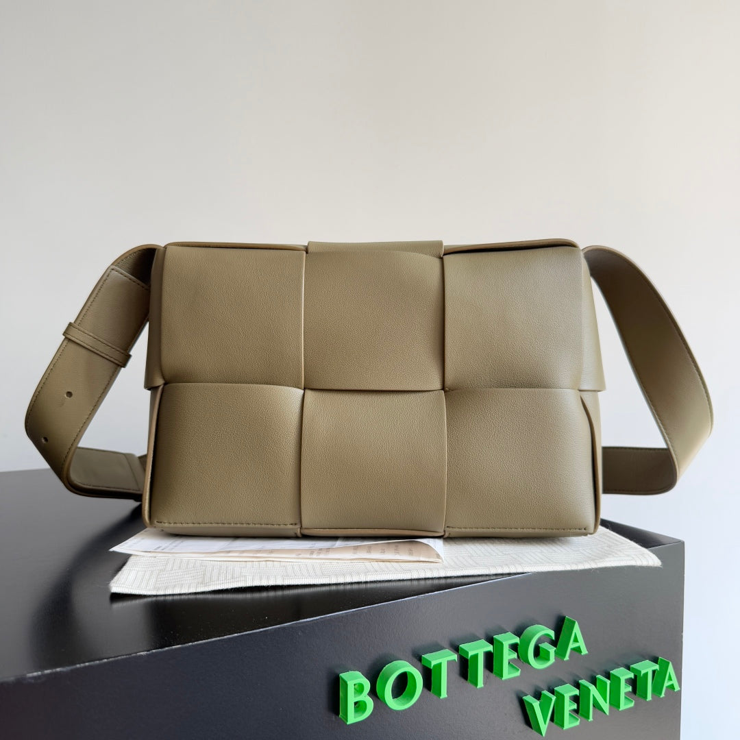 BV 25 Arco Camera Bag 28cm Algae Leather