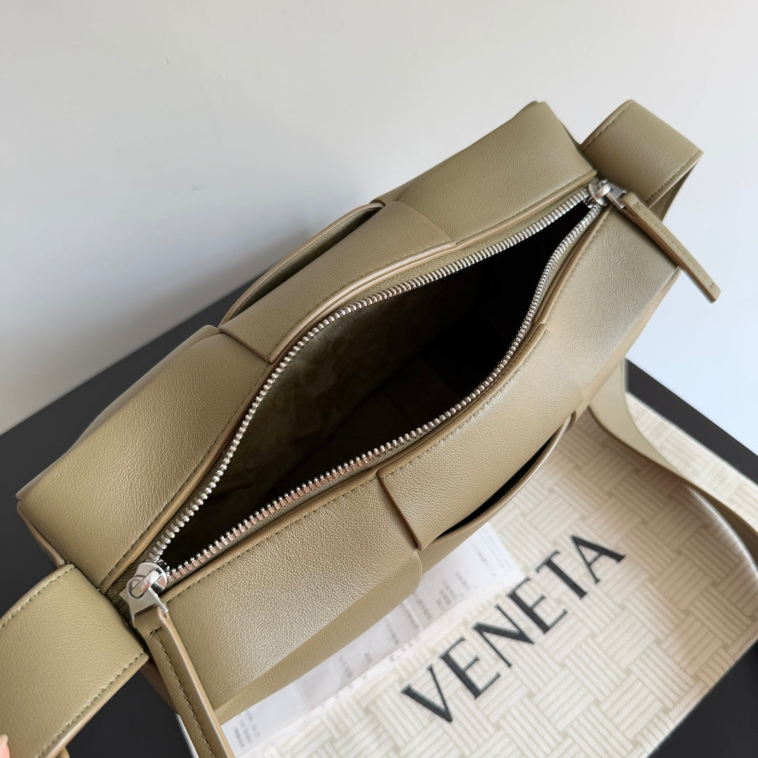 BV 25 Arco Camera Bag 28cm Algae Leather