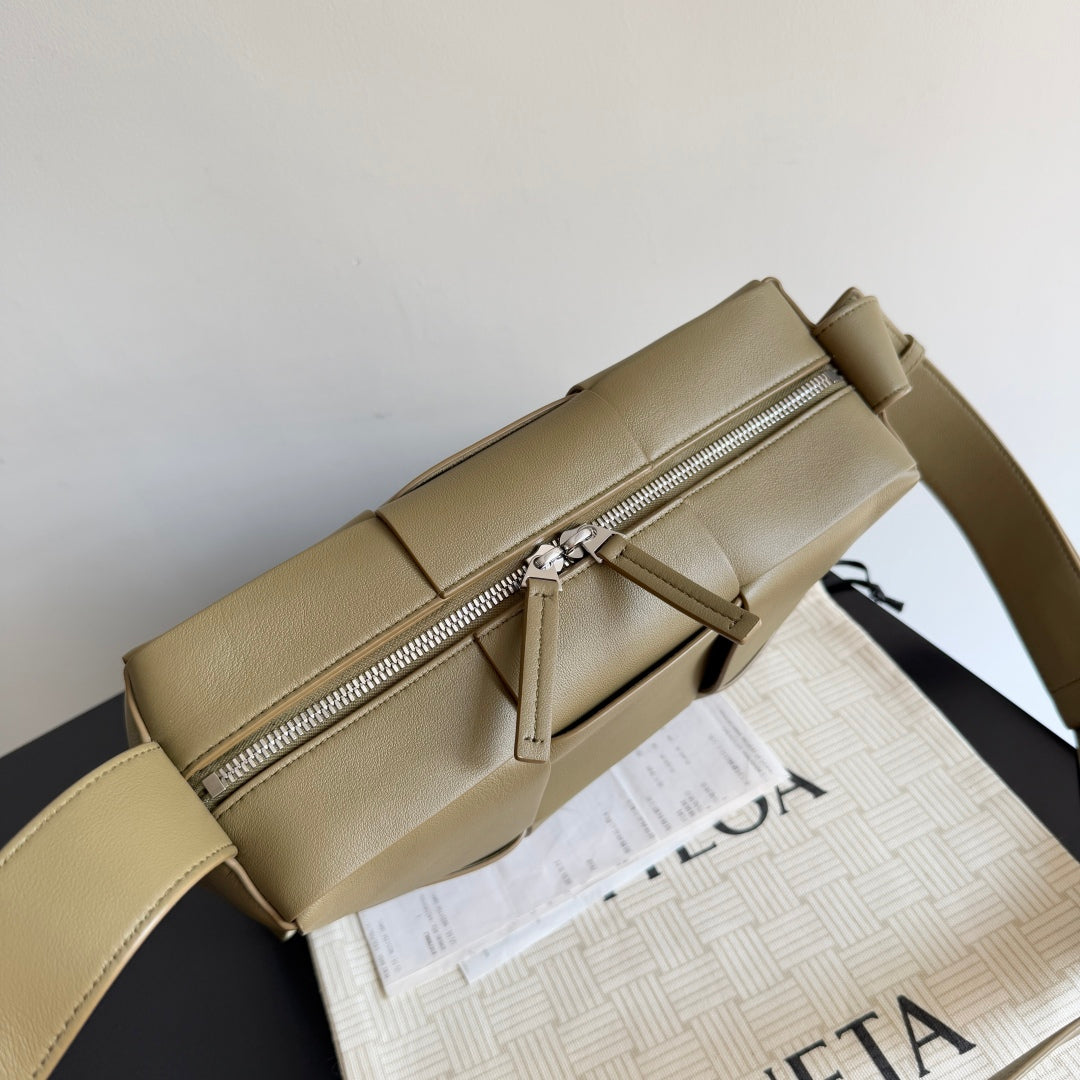 BV 25 Arco Camera Bag 28cm Algae Leather