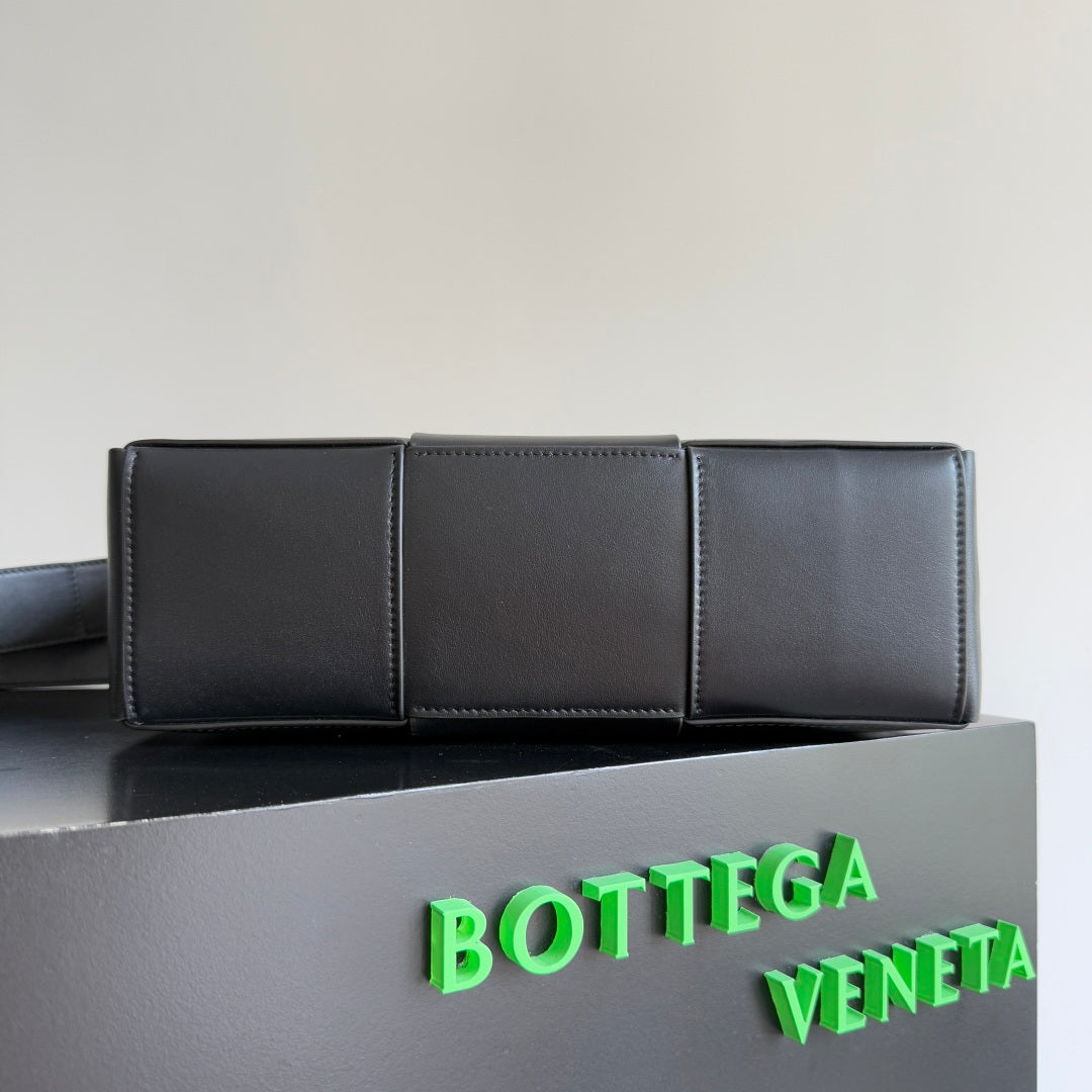 BV 25 Arco Camera Bag 28cm Black Leather