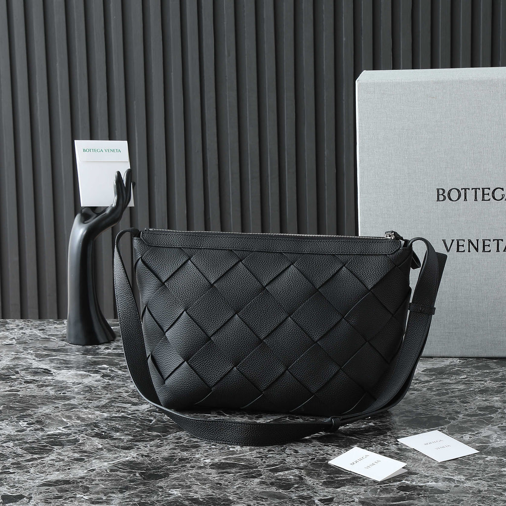 BV 25S DIAGO HOBO 39 IN BLACK GRAIN COWHIDE