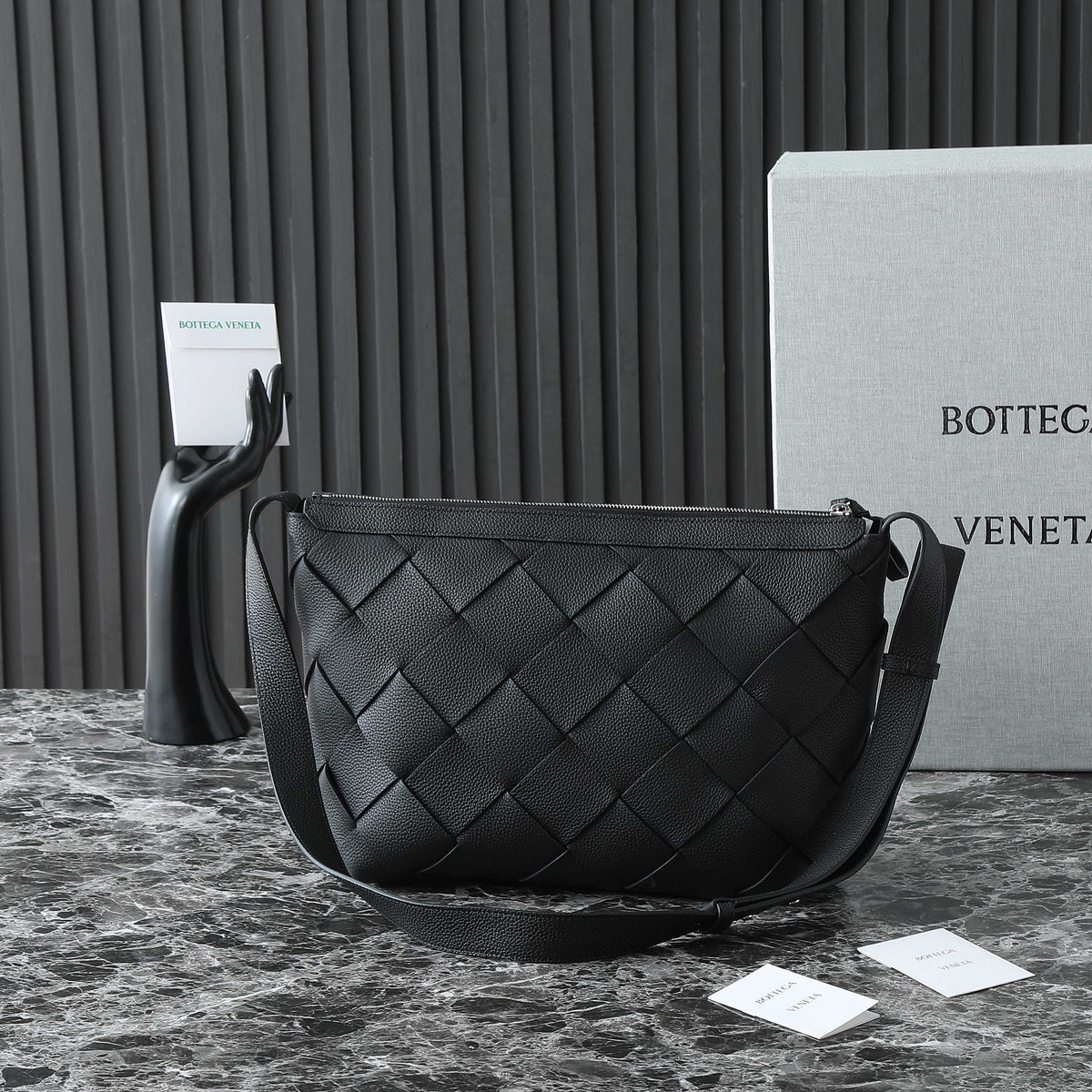 BV 25S DIAGO HOBO 39 IN BLACK GRAIN COWHIDE