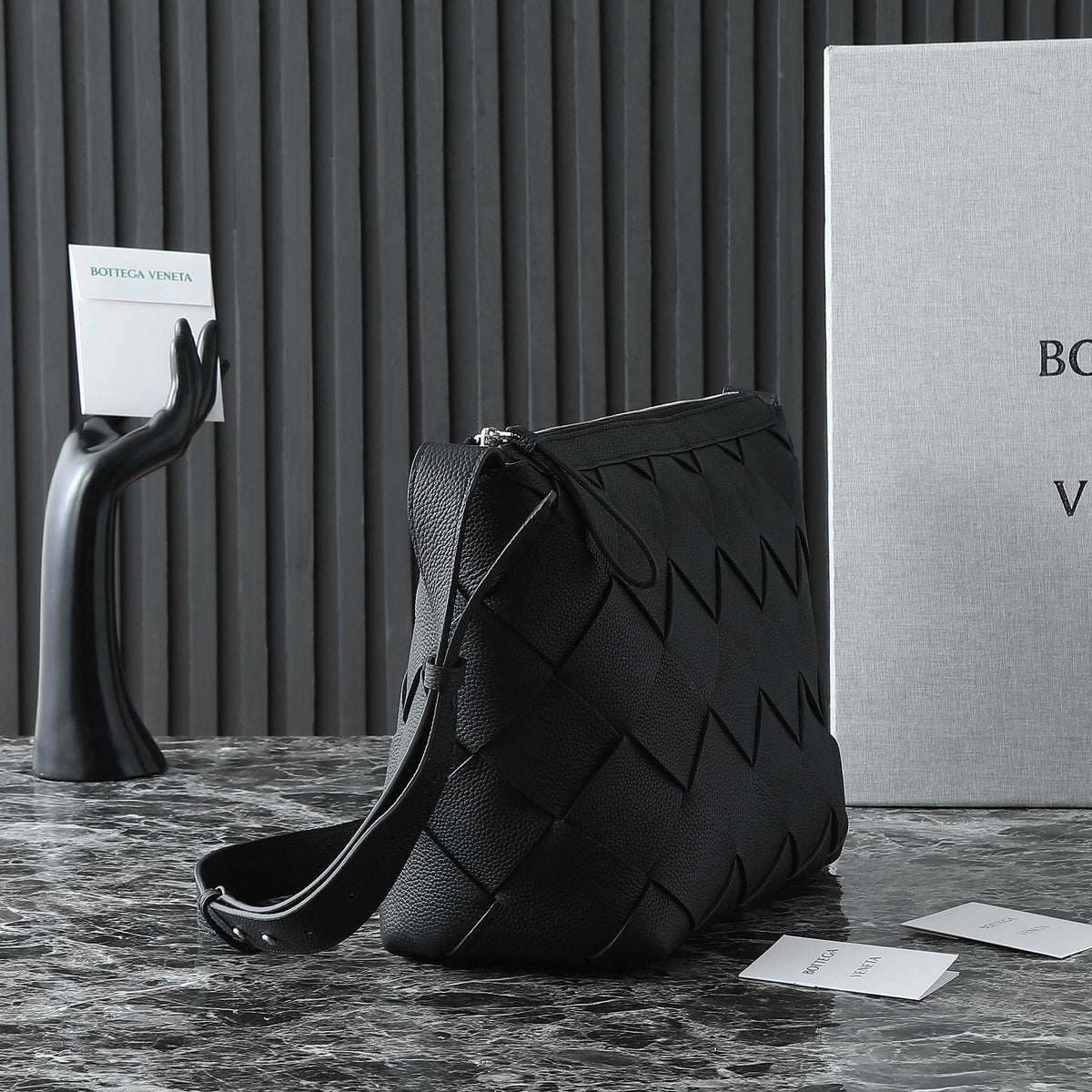 BV 25S DIAGO HOBO 39 IN BLACK GRAIN COWHIDE