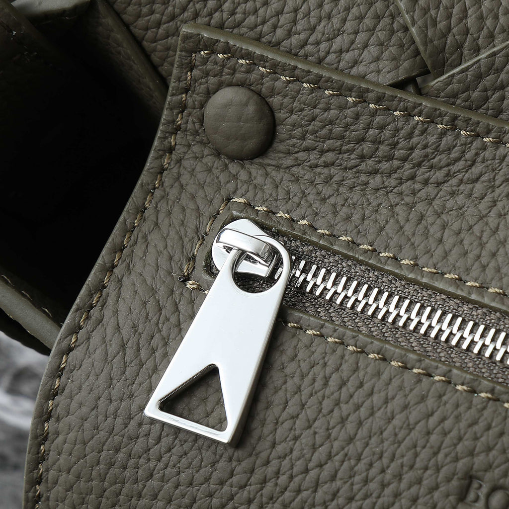 BV 25S DIAGO SHOULDER BAG 25.5 IN VERY DEEP OLIVE GRAIN COWHIDE