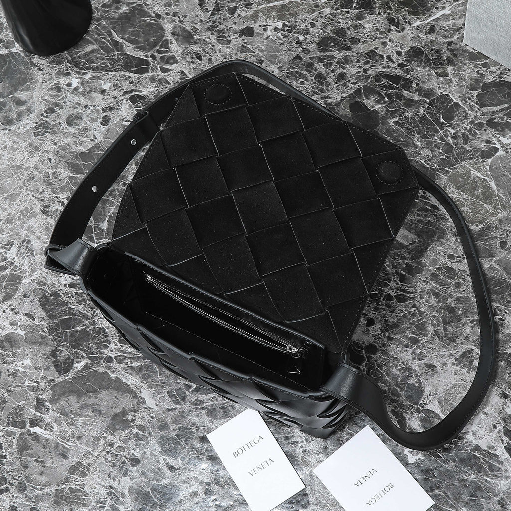 BV 25S DIAGO SHOULDER BAG 25.5 IN BLACK COWHIDE