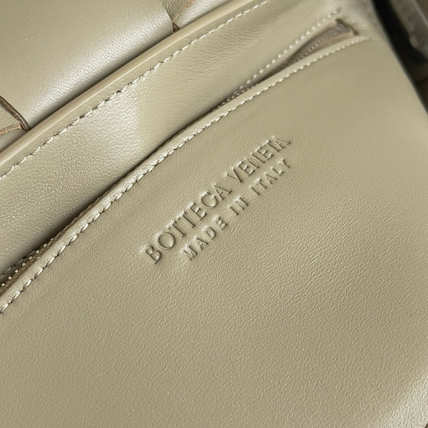 BV Two-In-One Cassette Bag 26cm Warm Beige Leather