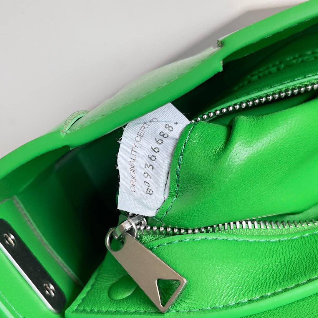 BV Two-In-One Cassette Bag 26cm Parrot Green Leather