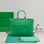 BV Medium Arco Tote 38cm Intreccio Leather