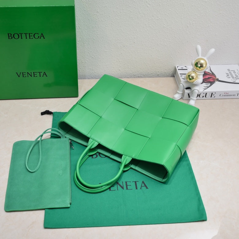 BV Medium Arco Tote 38cm Intreccio Leather