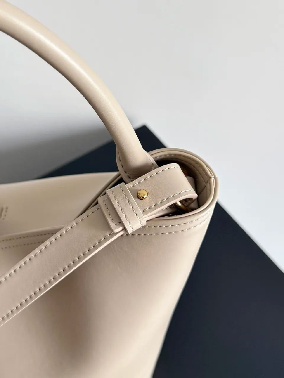 BV 25S Medium Liberta 30cm Beige Calfskin GHW