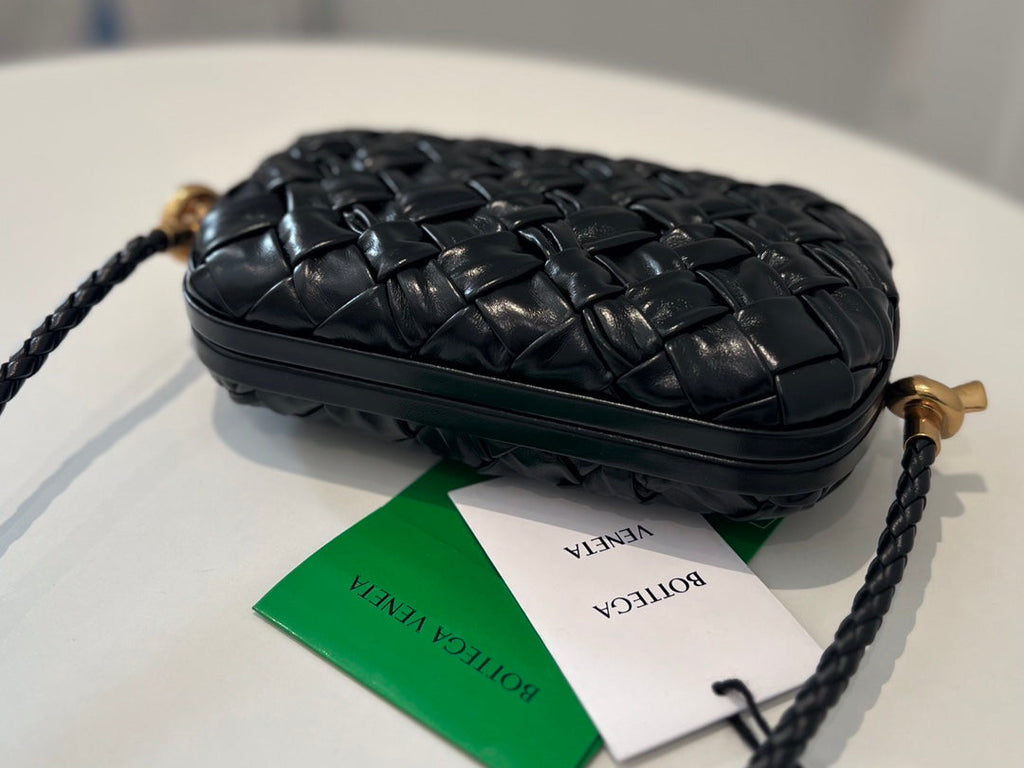 KNOT 20 IN BLACK LAMBSKIN WITH CHAIN