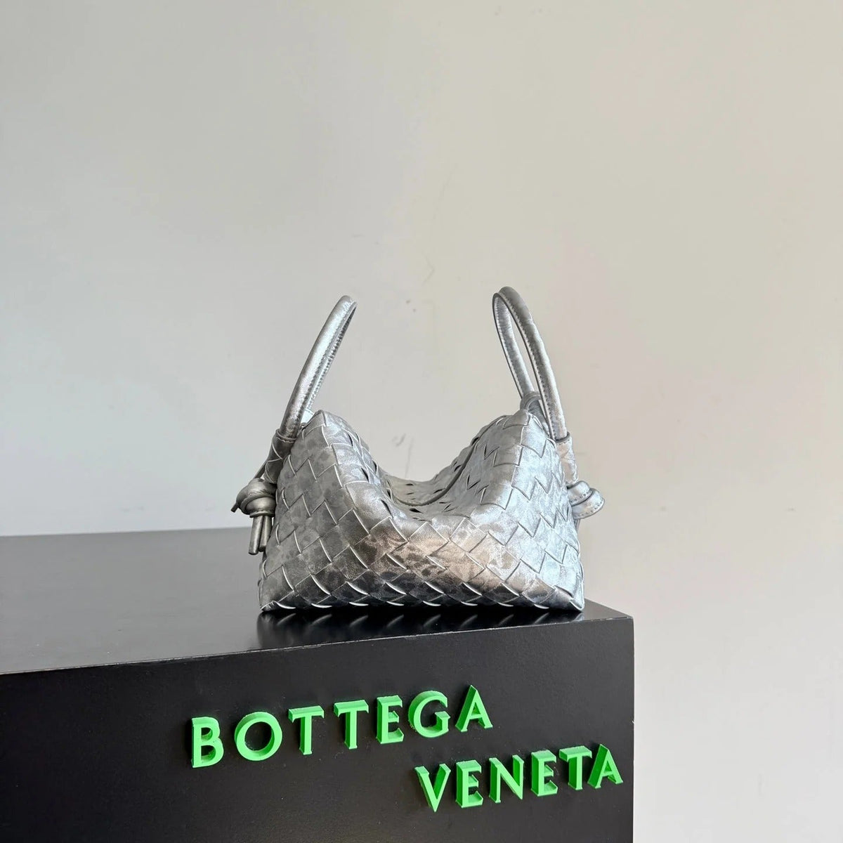 Bottega Veneta 2026 Loop Bag 21cm Silver Intrecciato Woven Leather 137119