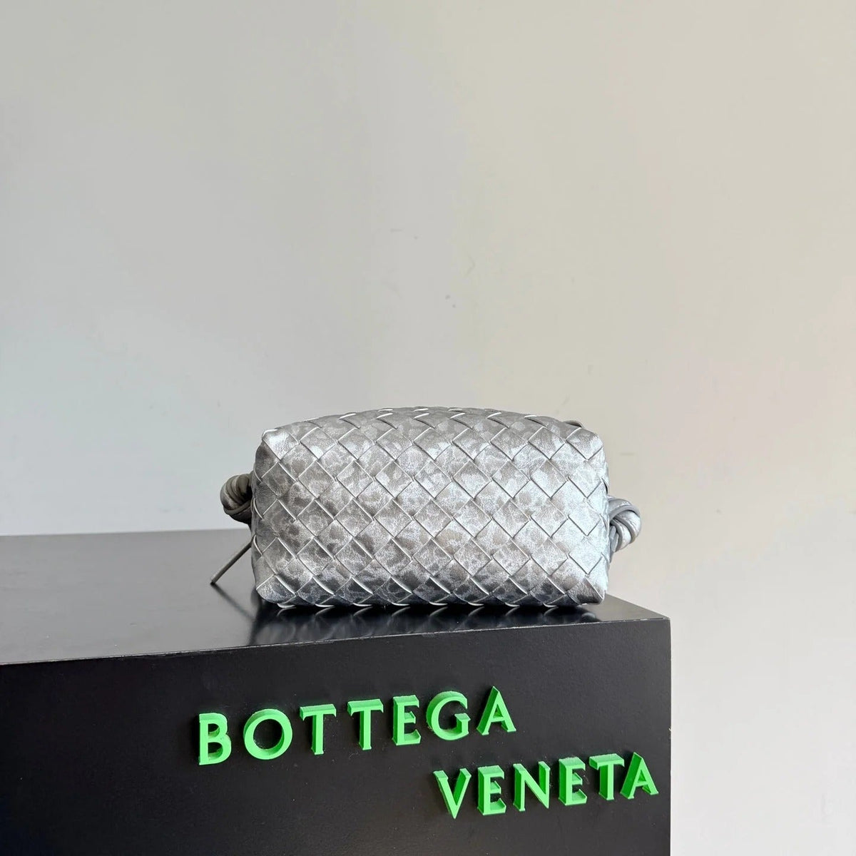 Bottega Veneta 2026 Loop Bag 21cm Silver Intrecciato Woven Leather 137119