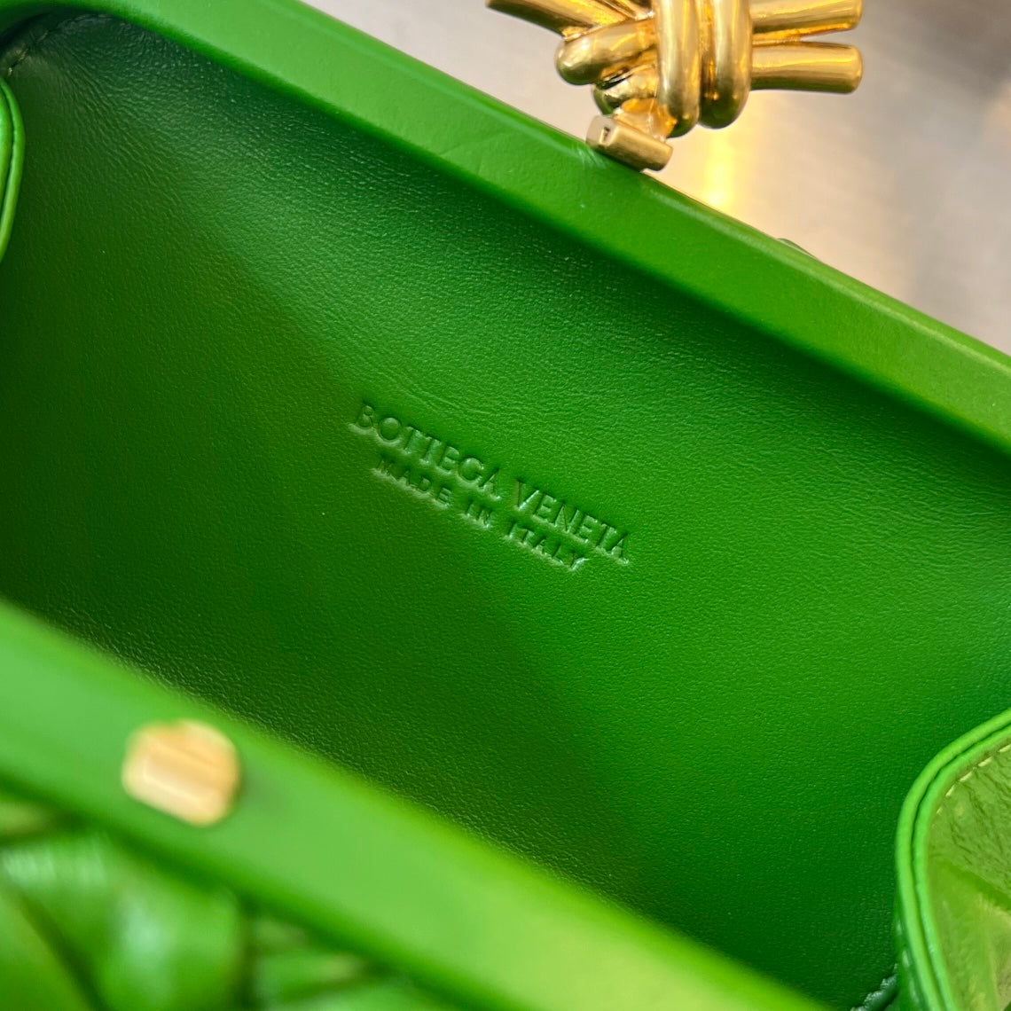 KNOT 19 IN EMERALD GREEN LAMBSKIN