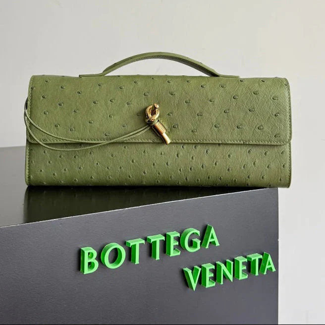 Bottega Veneta 2026 Andiamo Clutch 31cm Green Ostrich Leather 136974