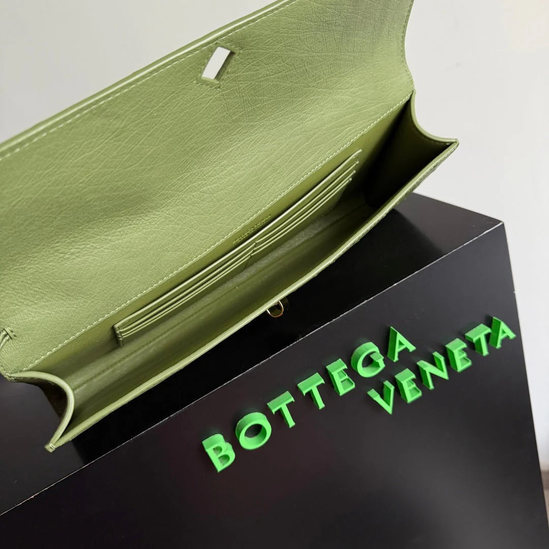 Bottega Veneta 2026 Andiamo Clutch 31cm Green Ostrich Leather 136974