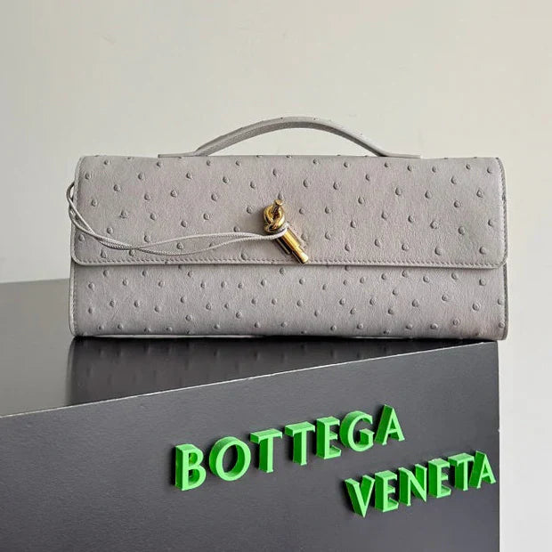 Bottega Veneta 2026 Andiamo Clutch 31cm Light Gray Ostrich Leather 136971