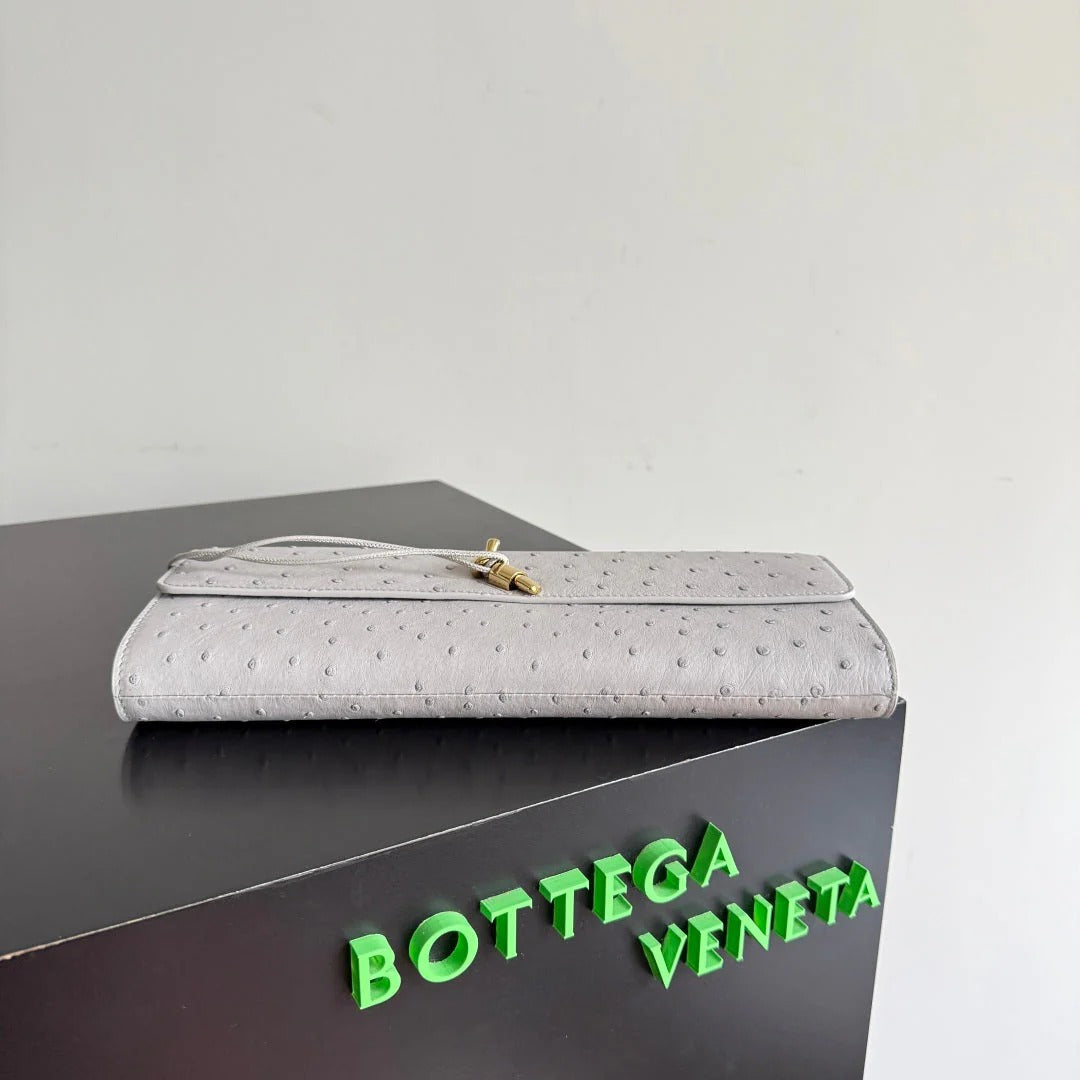 Bottega Veneta 2026 Andiamo Clutch 31cm Light Gray Ostrich Leather 136971