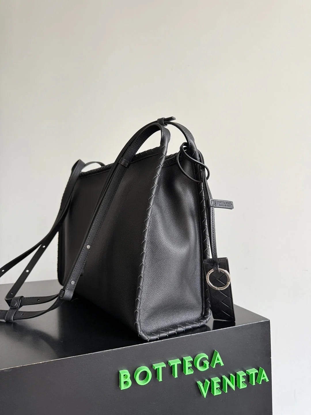 Bottega Veneta 2026 Corriere Zipped Messenger Bag Black Calfskin 136949