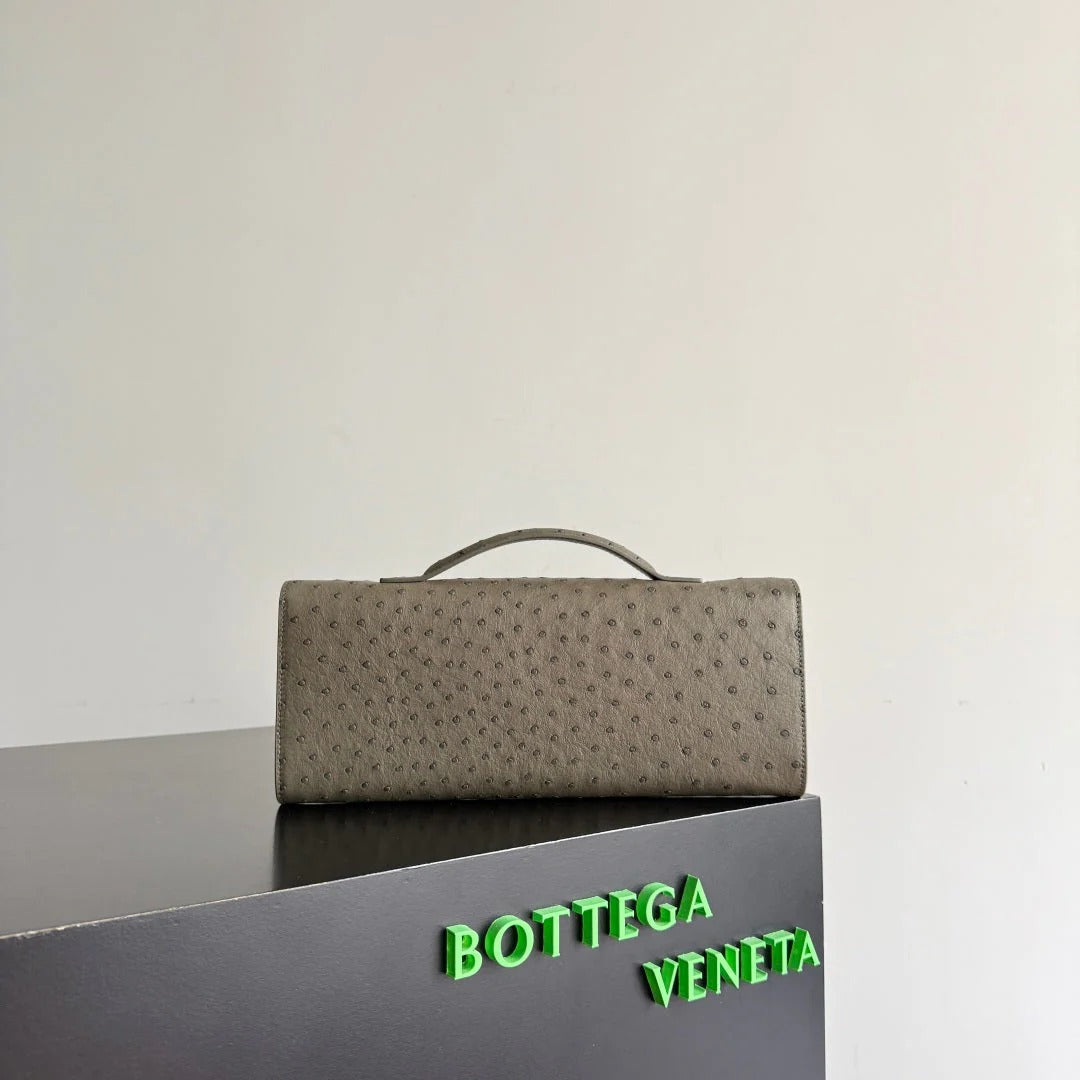 Bottega Veneta 2026 Andiamo Clutch 31cm Etoupe Ostrich Leather 136969