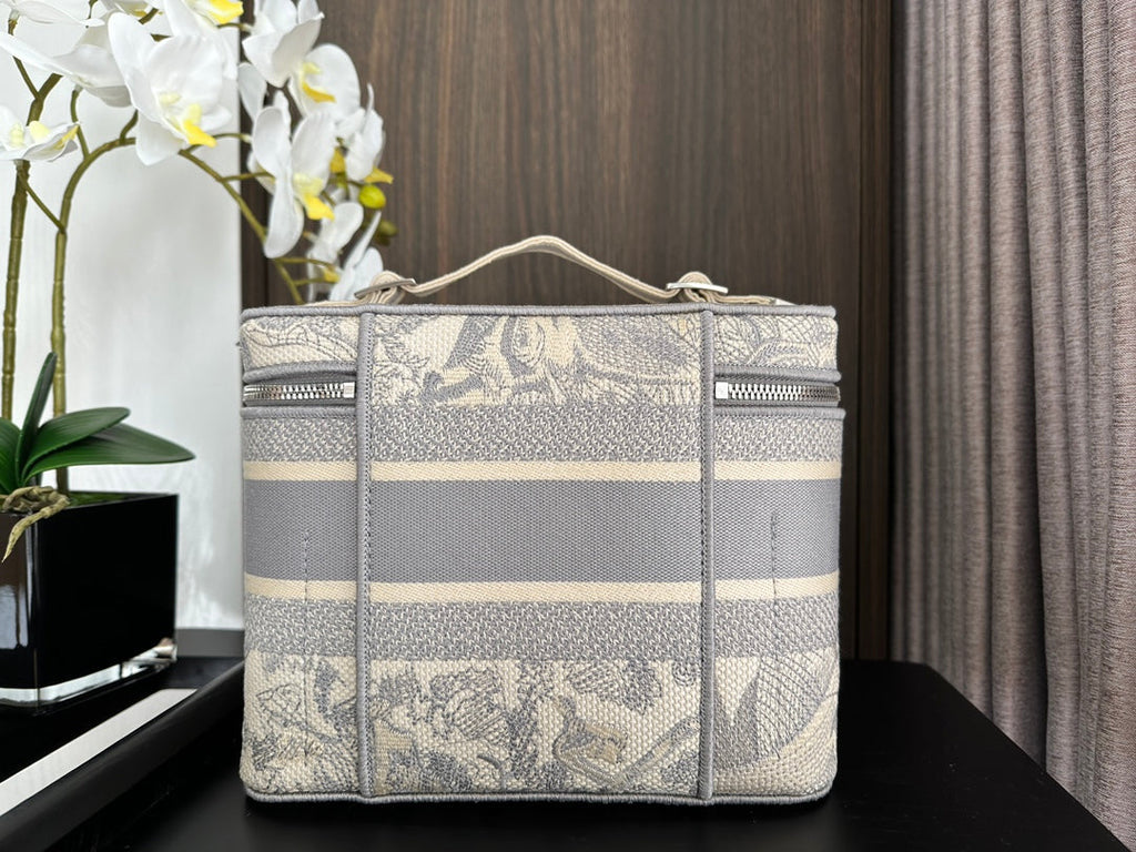 diortravel vanity 25 grey embroidery