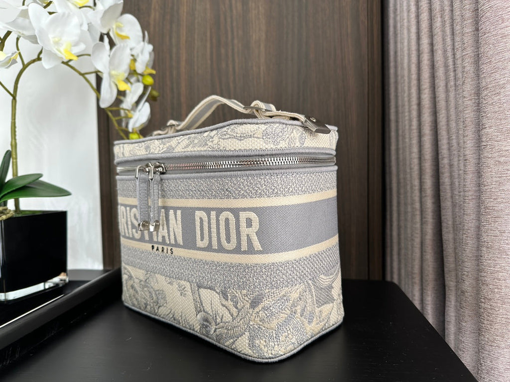 diortravel vanity 25 grey embroidery