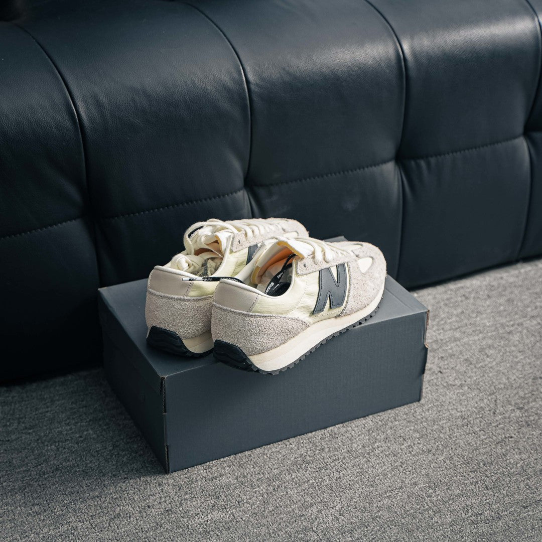 New Balance 471 "Linen / Angora / Black"