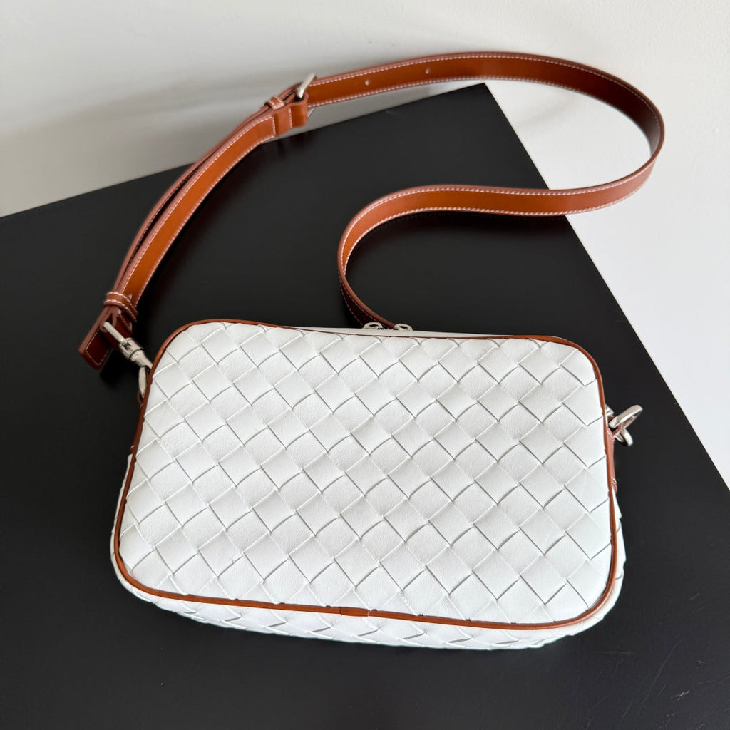 BV 25 Small Intrecciato Camera Bag 24.5cm White Cowhide HW
