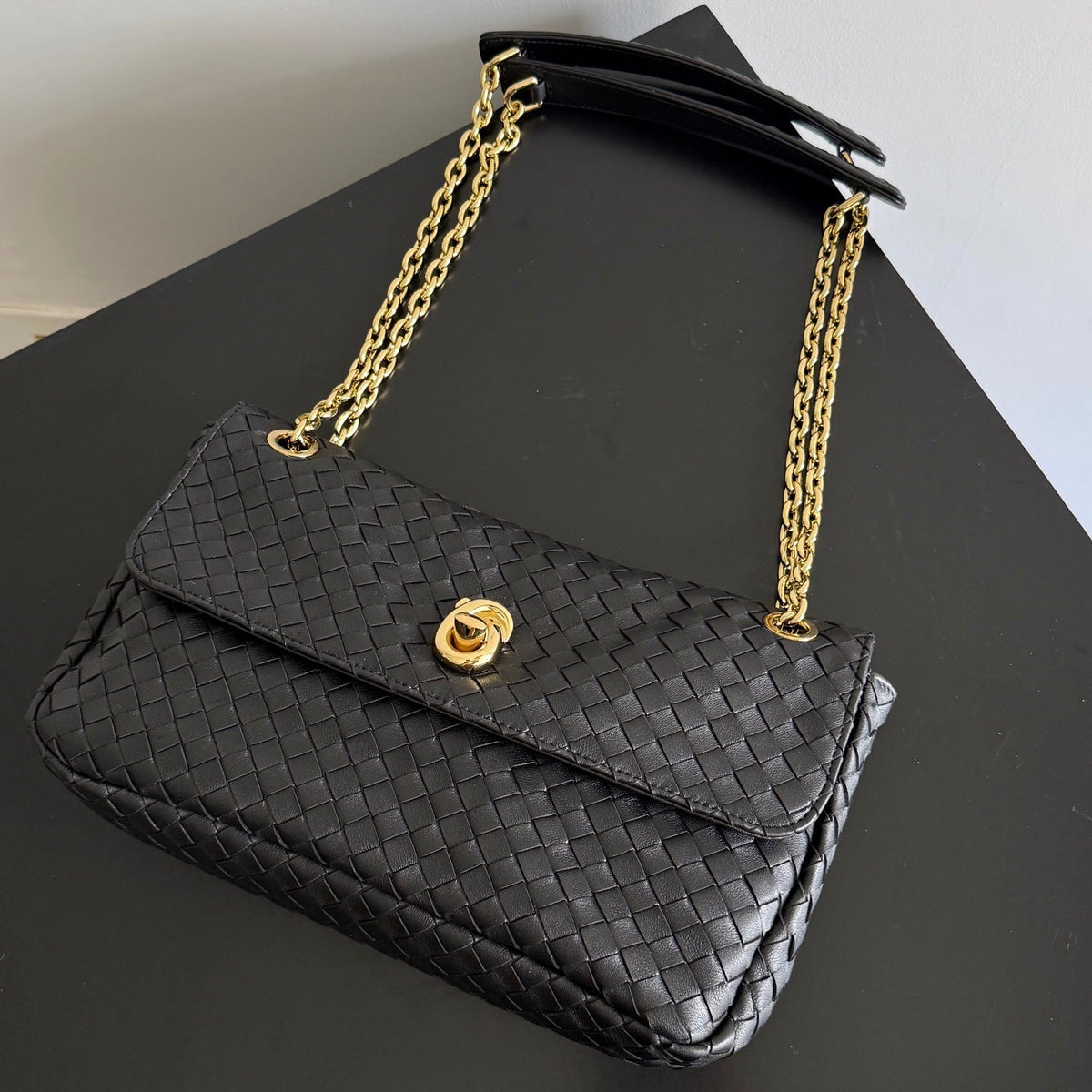 BV 26s Madison Bag 27cm Black Intrecciato Leather