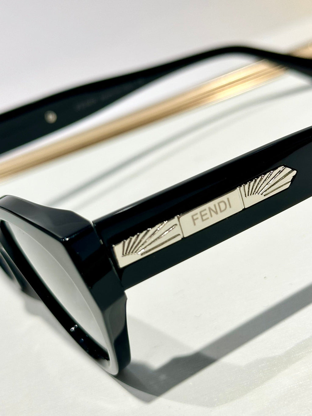 FF DIAMONDS CAT-EYE FRAME SUNGLASSES FE40164U IN ACETATE