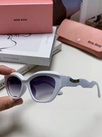 LOGO CAT EYE SUNGLASSES 513007 IN WHITE ACETATE WAVY FRAME
